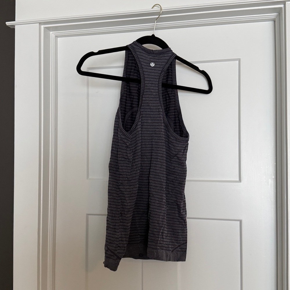 Lululemon tank size 6 - Picture 2 of 2